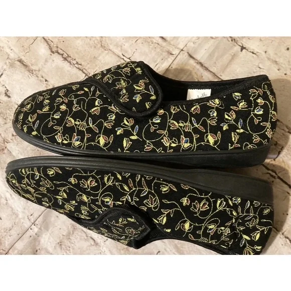 NWOT secret black floral embroidery slipper size 9 - Picture 7 of 7